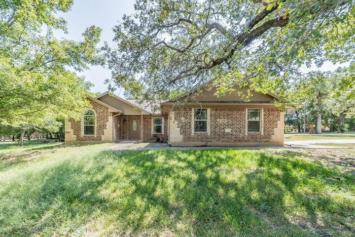Property Photo: 110 Pleasant Oaks Lane TX 76082