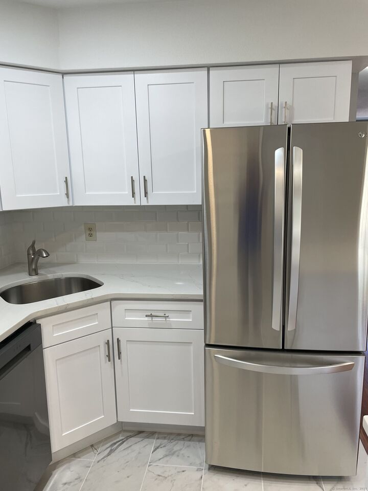 Property Photo:  7 Savin Park 7  CT 06516 