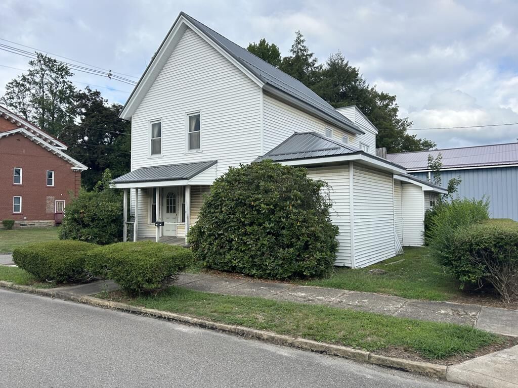 Property Photo: 110 N Perry St PA 16354
