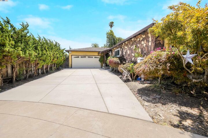 Property Photo: 512 Teasdale Pl CA 94544