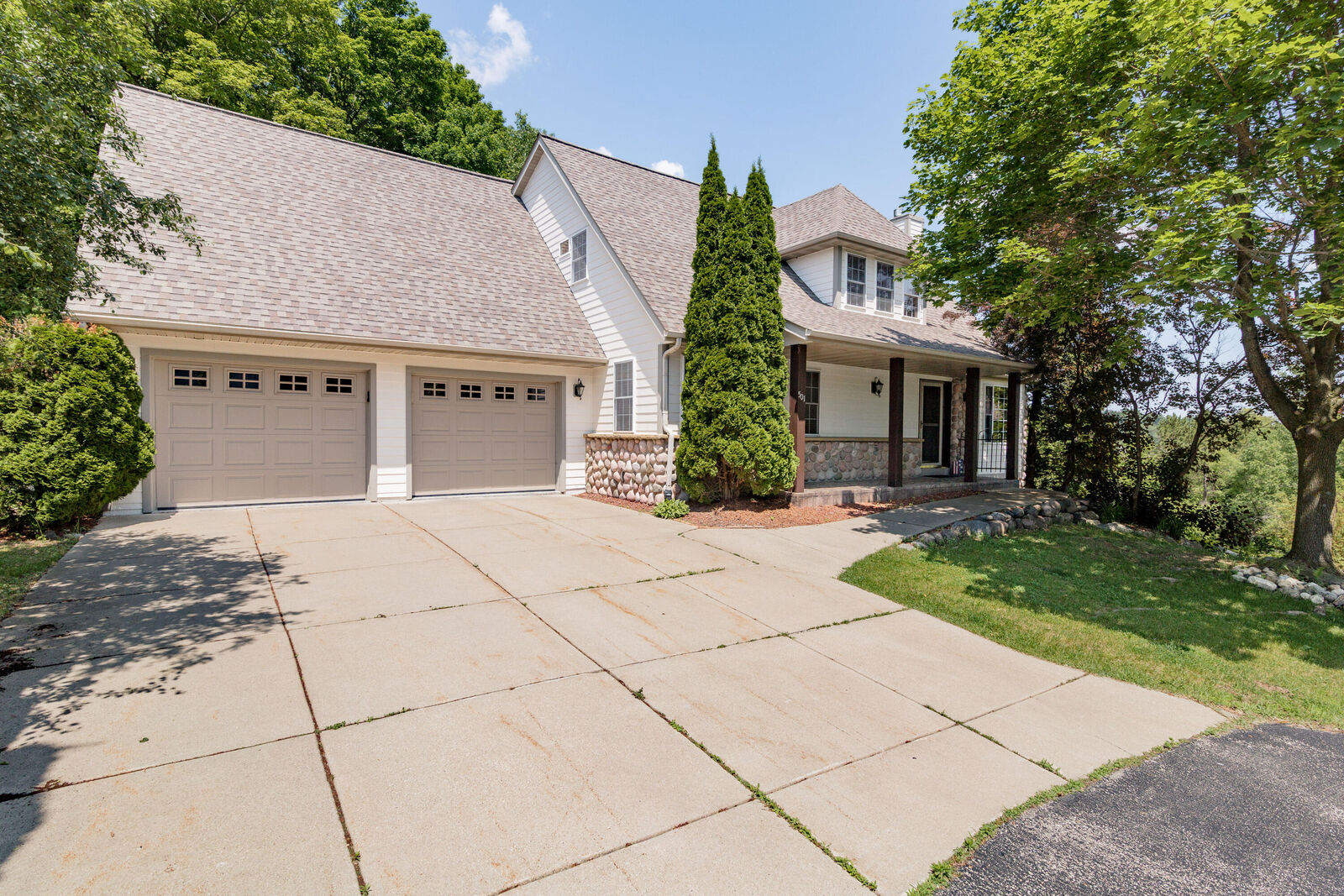 Property Photo: 501 Drumlin Cv WI 53086