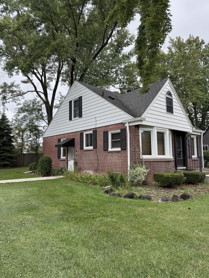 Property Photo:  1625 W Farnum Avenue  MI 48067 