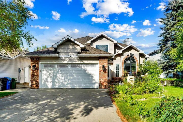 134 Diamond Drive SE  Calgary AB T2J 7B3 photo