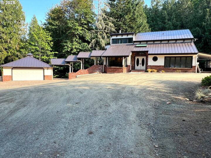Property Photo: 30816 Kenady Ln OR 97424