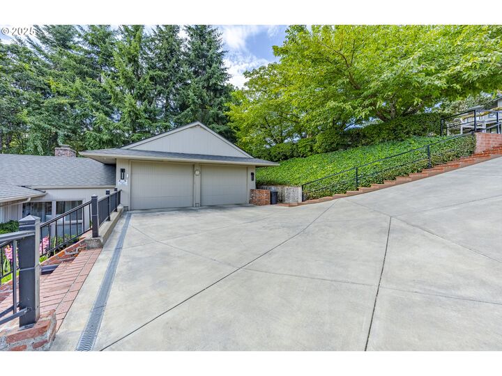 Property Photo: 420 Spyglass Dr OR 97401