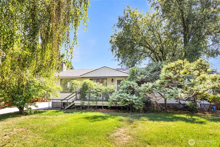 Property Photo: 210 E Seventh Street WA 99361