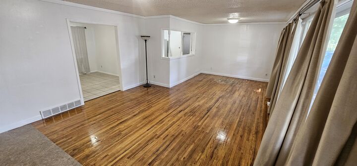 Property Photo: 2109 S Grove St KS 67211