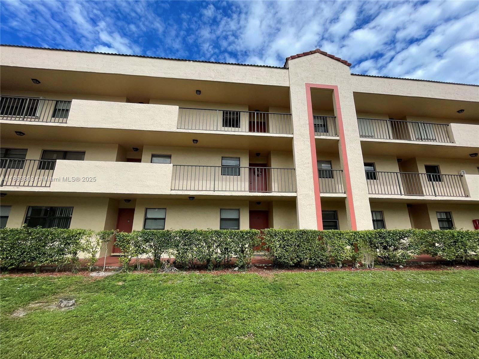 Property Photo: 3470 Foxcroft Rd 111 FL 33025