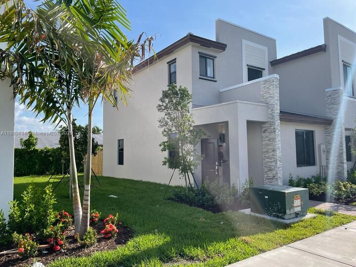 Property Photo:  945 NE 211th St  FL 33179 