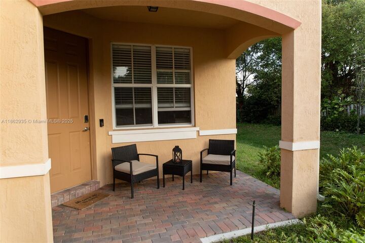 Property Photo:  4956 SW 30th Ter  FL 33312 