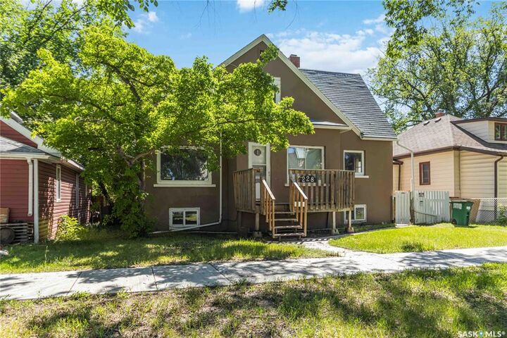Property Photo:  228 F Avenue N  SK S7L 1W1 
