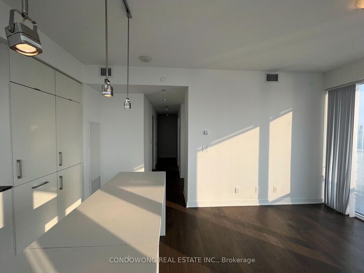 Property Photo: 88 Harbour Street 7107 ON M5J 0C3