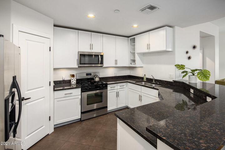 Property Photo:  945 E Playa Del Norte Drive 5022  AZ 85288