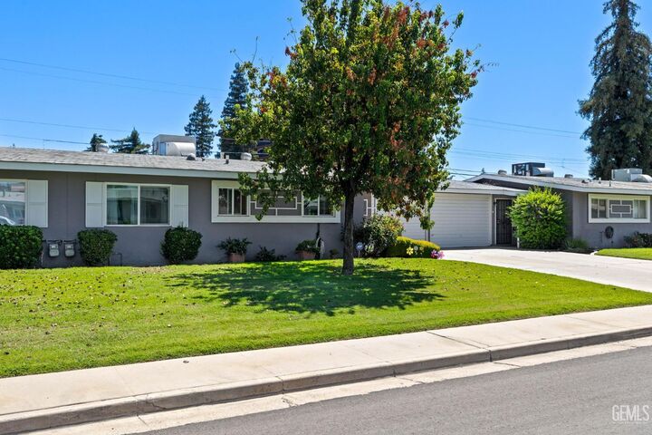 Property Photo: 1304 Yorba Linda Street CA 93309