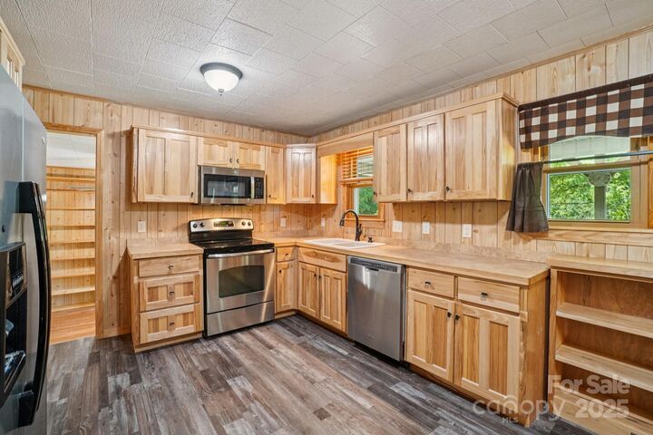 Property Photo: 623 Edwards Cove Road NC 28786