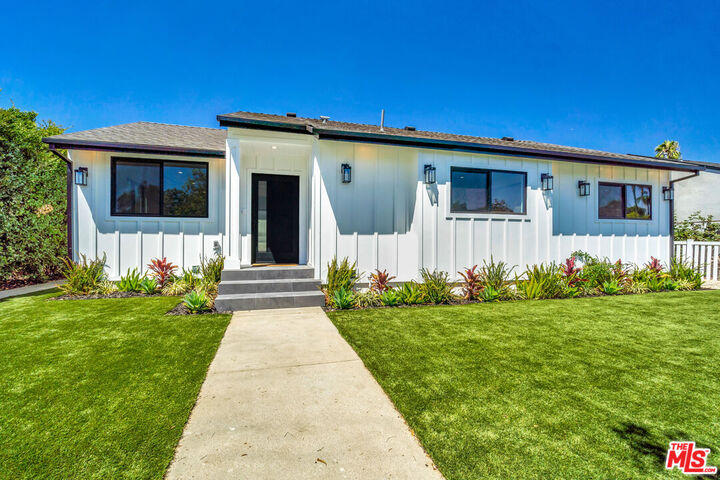Property Photo: 6219 Sylvia Ave CA 91335