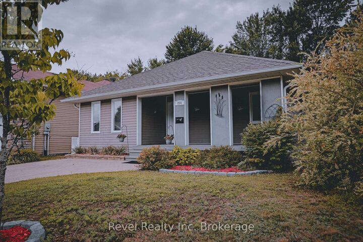 Photo de la propriété: 256 Thelma Avenue ON P1A 4M8