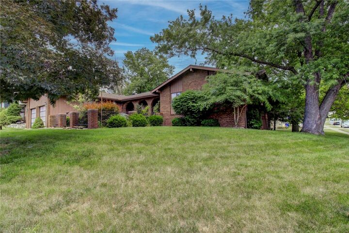 2404 N Longwood Drive  Decatur IL 62526 photo