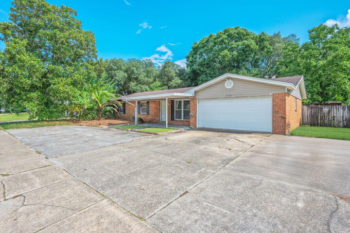 Property Photo: 710 E Hollywood Boulevard FL 32569