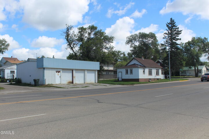 Property Photo: 924 6th Avenue SE ND 58401