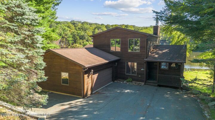 Property Photo:  1048 Aquarius Drive  PA 18436 