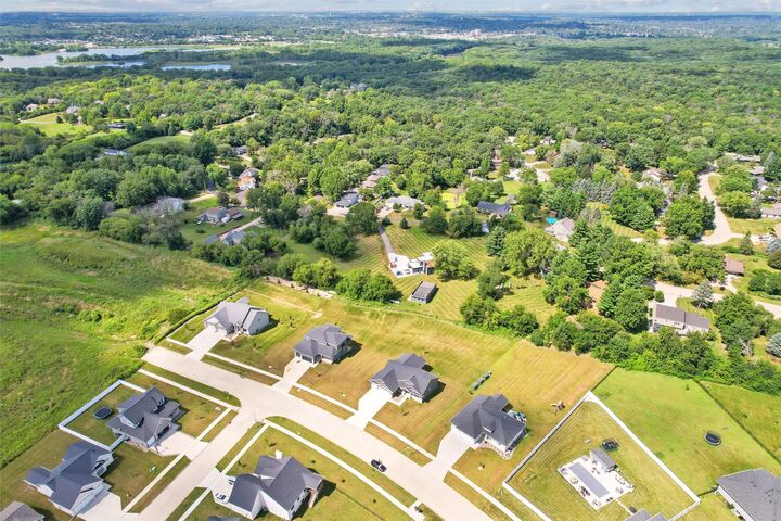 Property Photo: 475 SE Walnut Woods Drive IA 50265