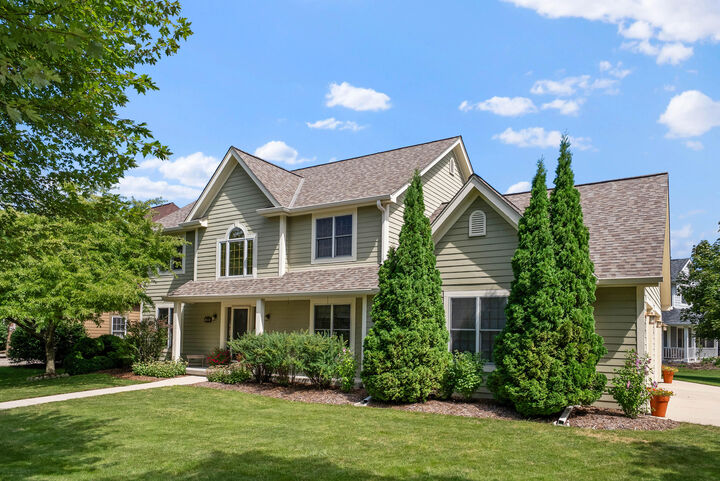 Property Photo:  1090 Canary Ct  WI 53024