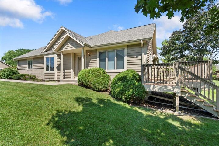 W240n2380 E Parkway Meadow Cir B  Pewaukee WI 53072 photo