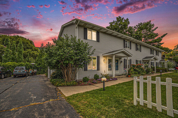 Property Photo:  39 Ellis Street  MI 49406 