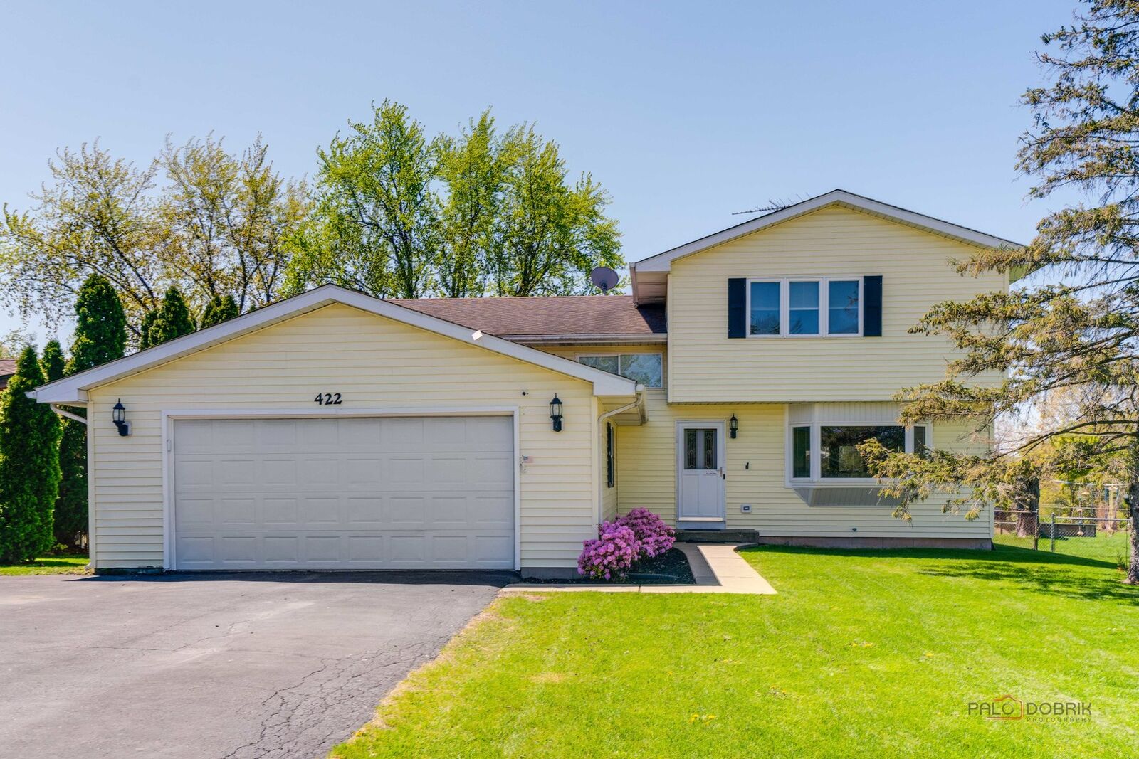 Property Photo: 422 S Thornwood Drive IL 60046