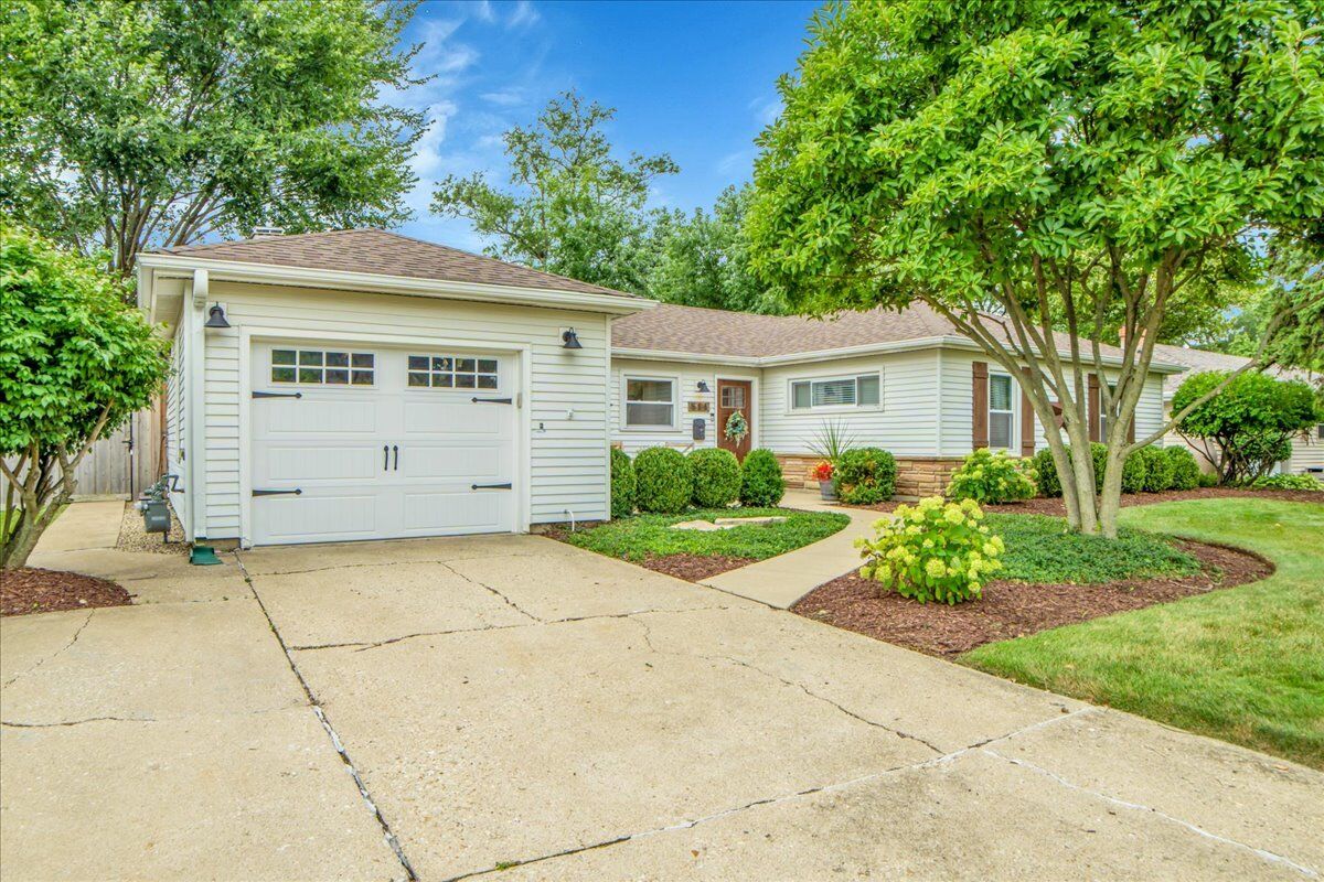 Property Photo: 514 Turf Lane IL 60187