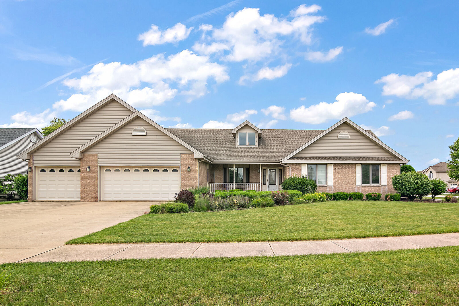 Property Photo:  834 White Tail Bend  IL 60950 