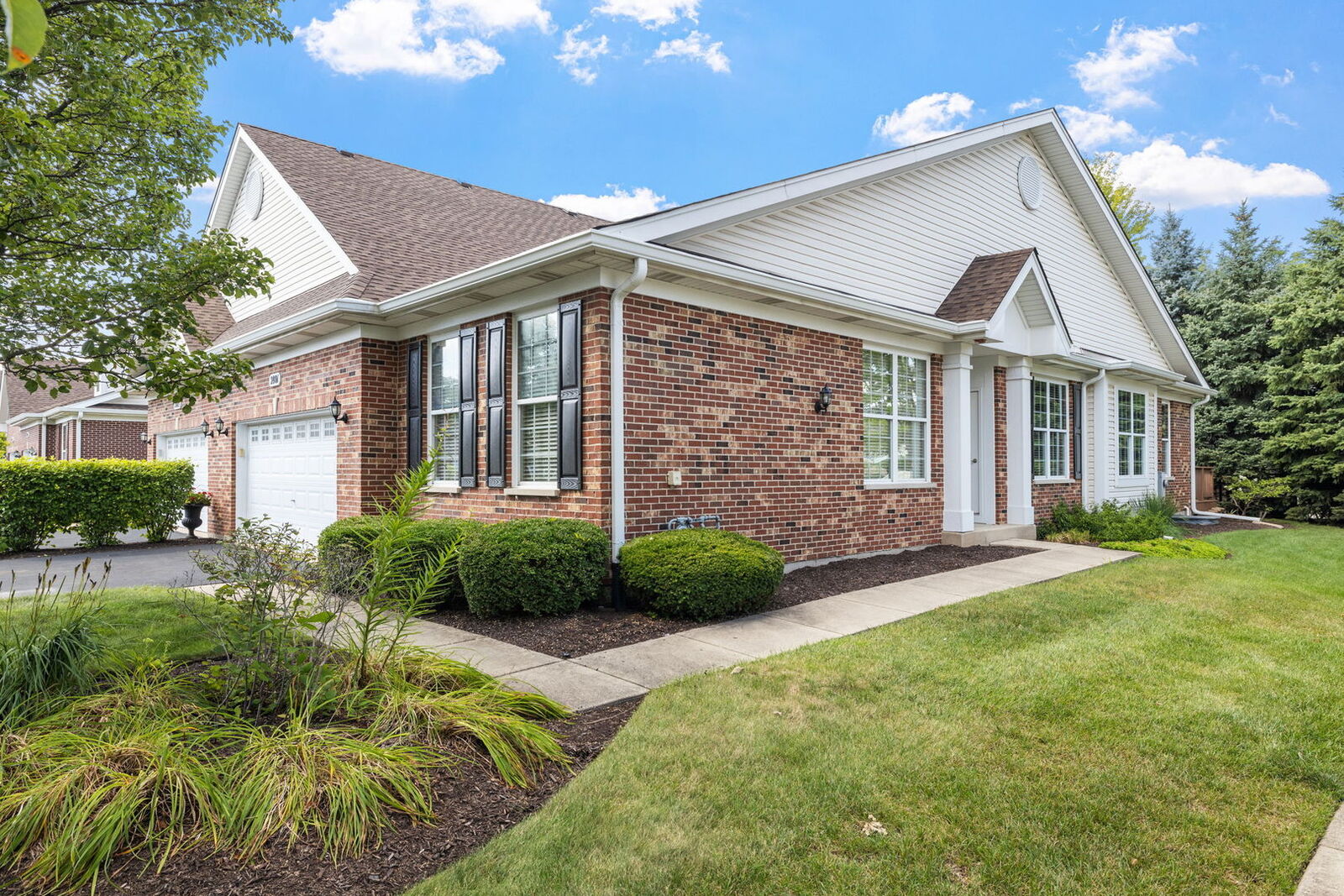 Property Photo: 2801 Bond Circle IL 60563