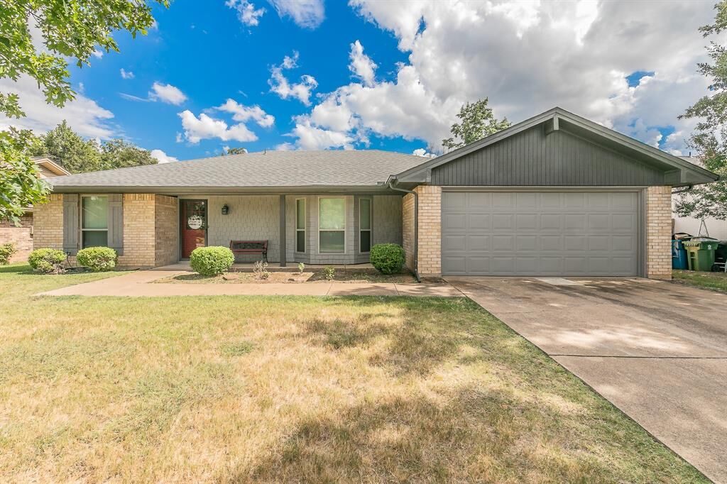Property Photo: 2831 Panhandle Drive TX 76051