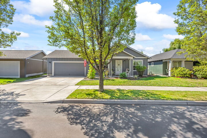 Property Photo: 3132 SW Indian Place OR 97756