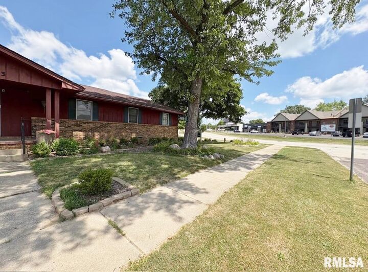 Property Photo: 4303 W Lynnhurst Drive IL 61615