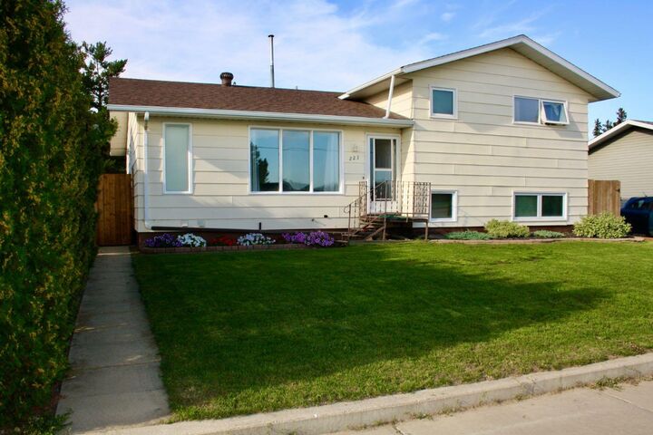 Property Photo: 223 3rd Avenue E SK S0M 2T0