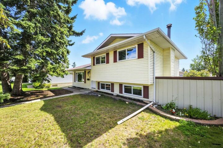Property Photo: 139 Huntford Green NE AB T2K 3Z3