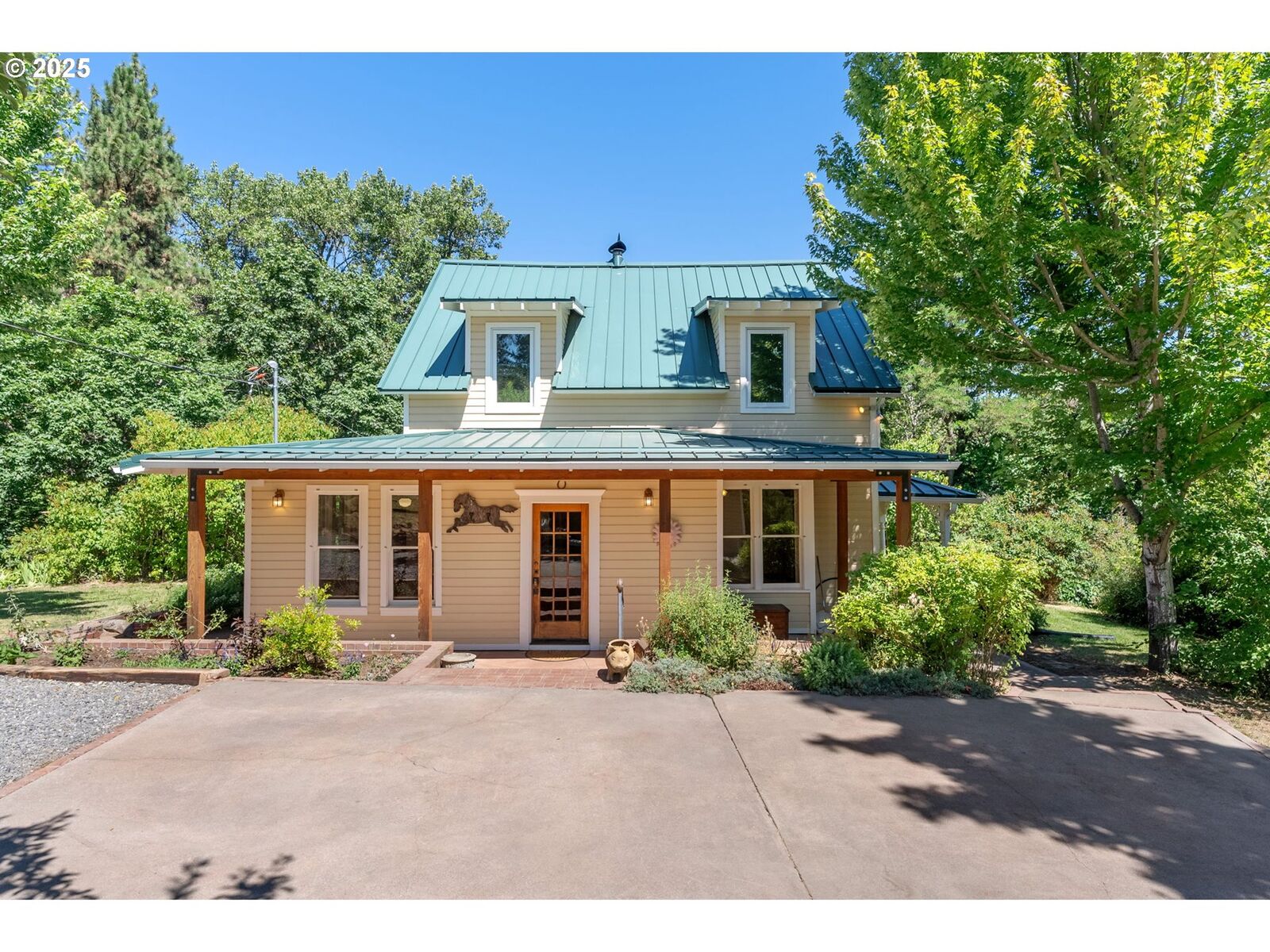 Property Photo: 951 Mosier Creek Rd OR 97040