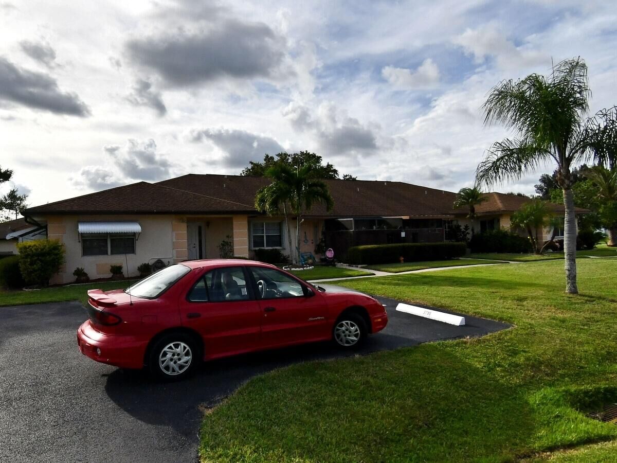 Property Photo: 5850 N Moss Court W 10A FL 34982