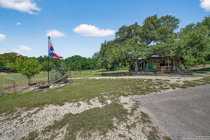 Property Photo: 924 Wagon Creek TX 78003