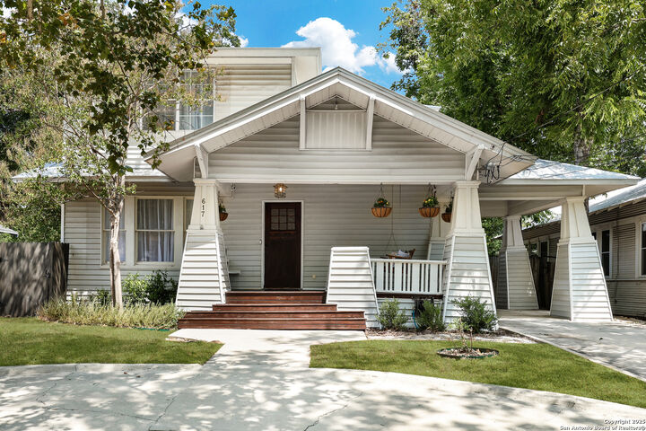 Property Photo: 617 E Park Ave TX 78212