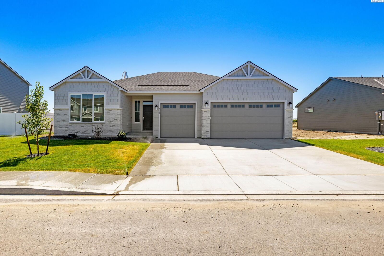 Property Photo:  310 Amberly Ave  WA 98930 