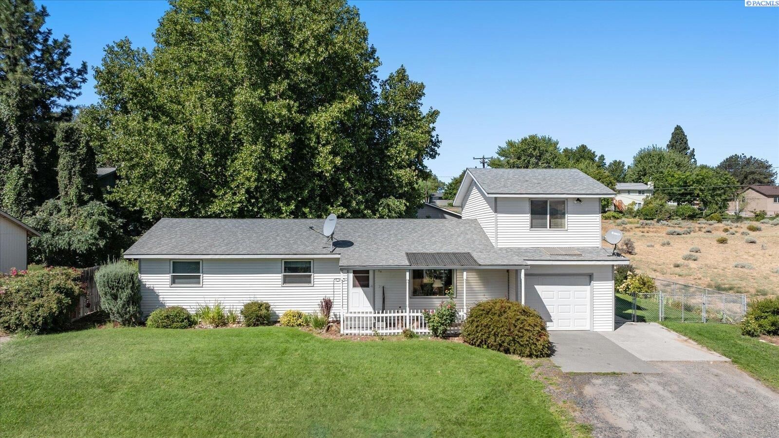 Property Photo: 1209 11th St WA 99320