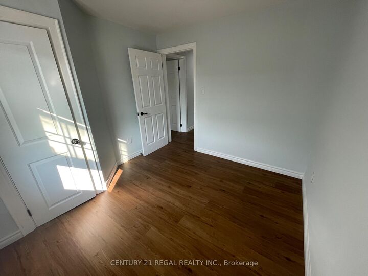 Photo de la propriété:  215 B Queen Street S  ON L5M 1L6 