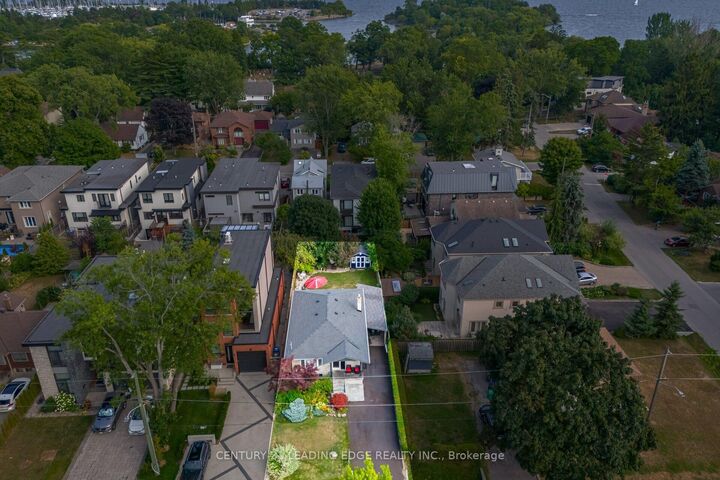 Property Photo: 586 Curzon Avenue ON L5G 1P9