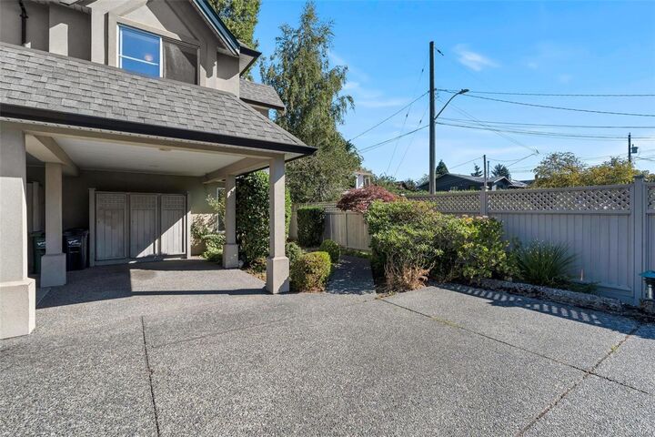 Property Photo: 2633 Shelbourne St 8 BC V8R 4M1