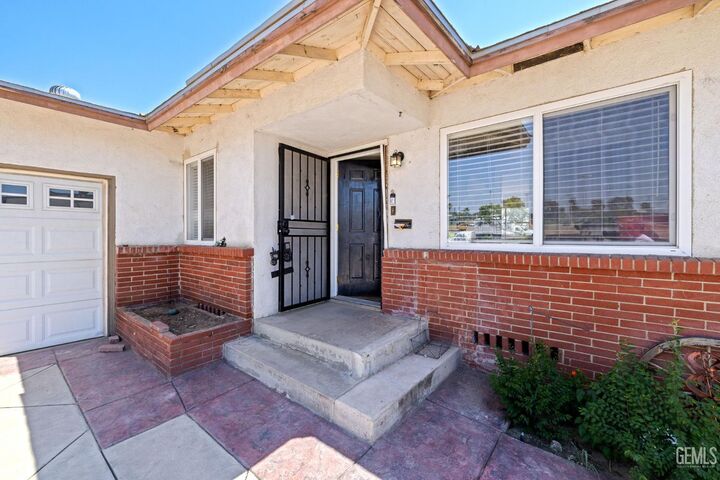 Property Photo: 1601 University Avenue CA 93305
