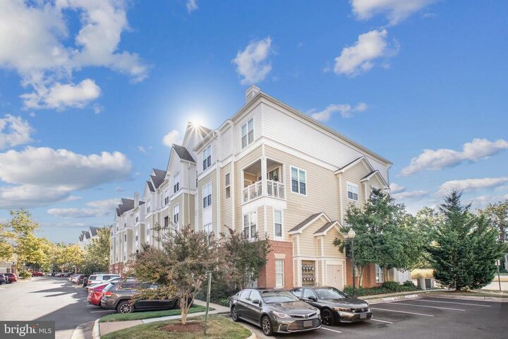 Property Photo: 2111 Highcourt Lane 302 VA 20170