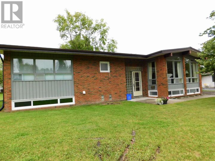 Property Photo: 52 Ross St ON P8N 1V1